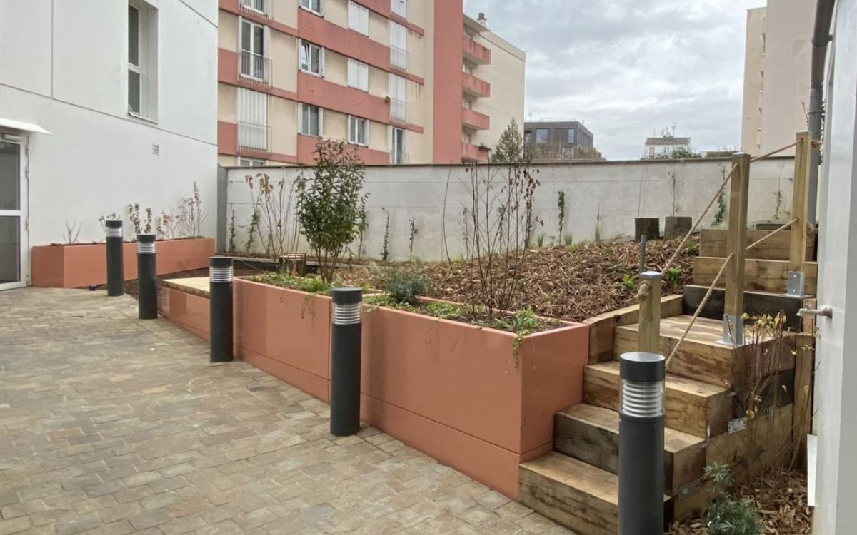 Aménagement d'une cour d'immeuble avec récupération des eaux de pluie