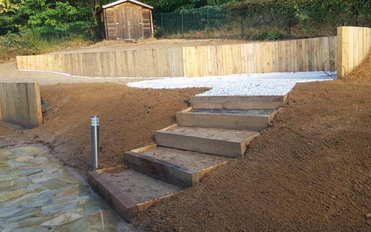 Réaménagement d'un terrain en pente avec mur de soubassement