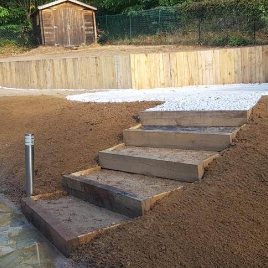 Réaménagement d'un terrain en pente avec mur de soubassement