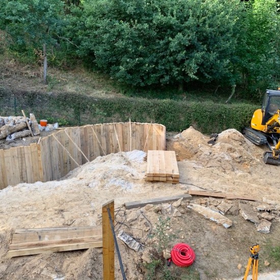 Réaménagement d'un terrain en pente avec mur de soubassement