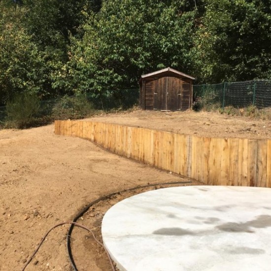 Réaménagement d'un terrain en pente avec mur de soubassement