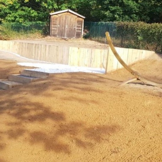 Réaménagement d'un terrain en pente avec mur de soubassement